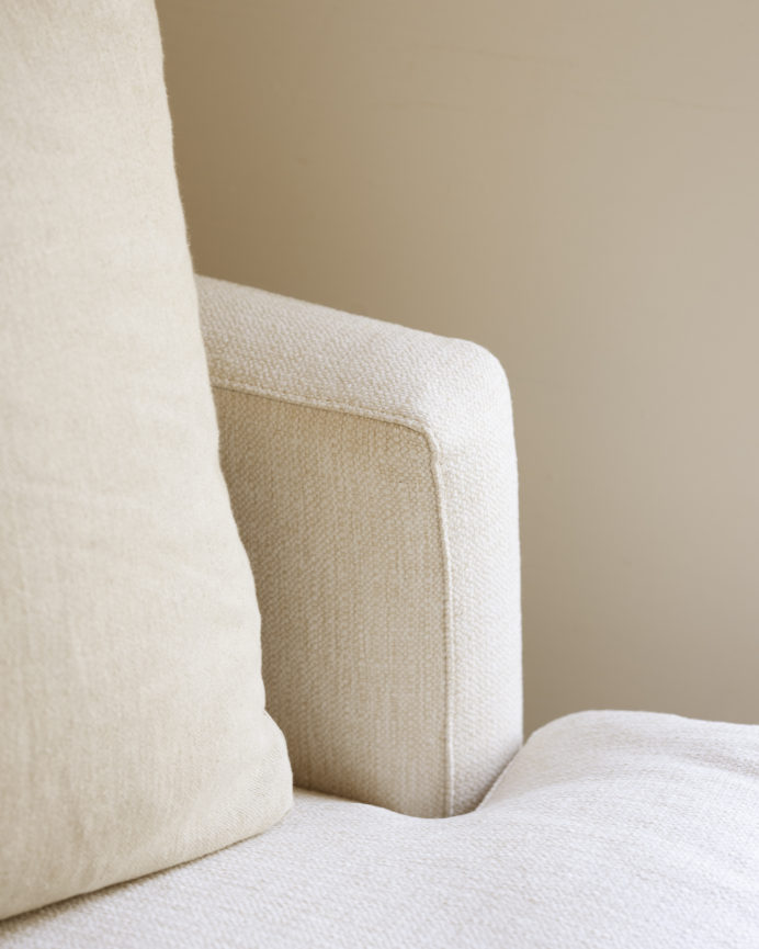 Gerades Sofa in gebrochenem Weiß, Maße 325x105 cm.