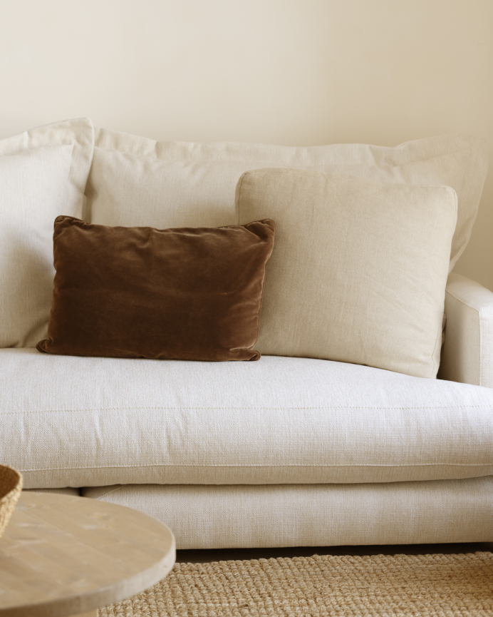 Gerades Sofa in gebrochenem Weiß, Maße 325x105 cm.