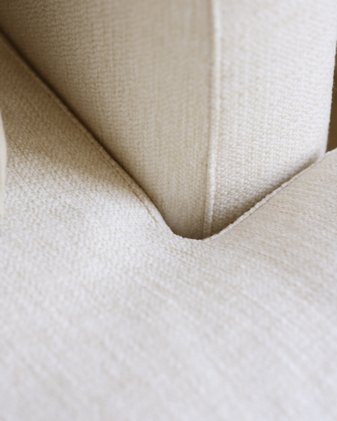 Gerades Sofa in gebrochenem Weiß, Maße 325x105 cm.