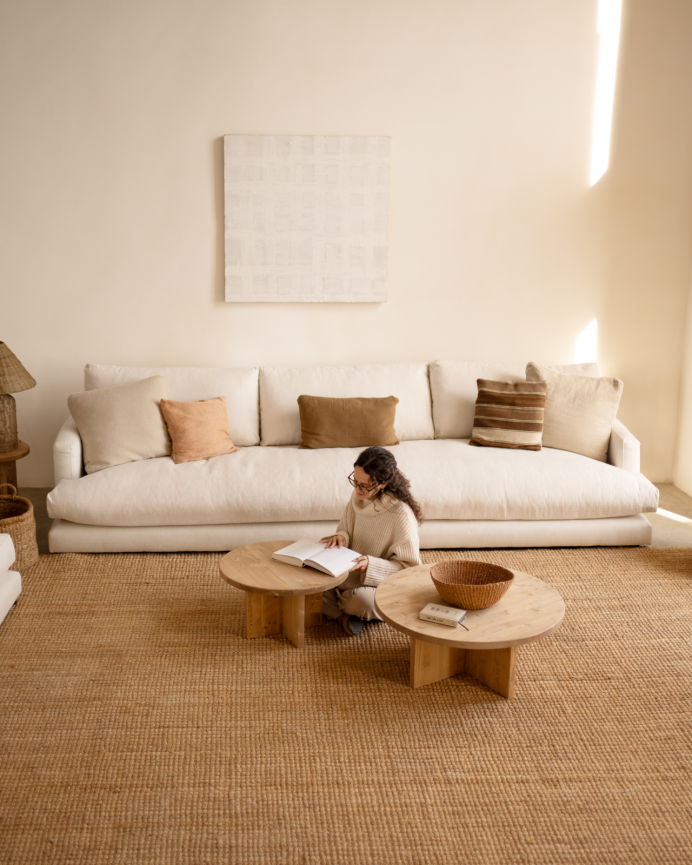 Gerade weiße cremefarbene Sofa, 325x105cm.