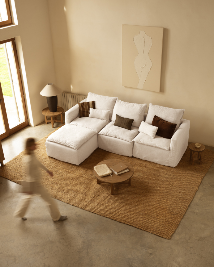 Modulares Sofa mit 3 Sitzen und linker Ottomane aus abnehmbarem Baumwoll- und Leinenbezug in Weiß mit den Maßen 285x185 cm.