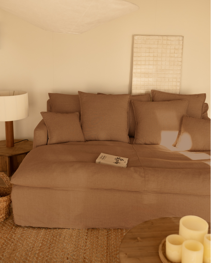 Langes Sofa aus Baumwolle und Leinen, abnehmbarer Bezug in Ziegelrot, in verschiedenen Größen.