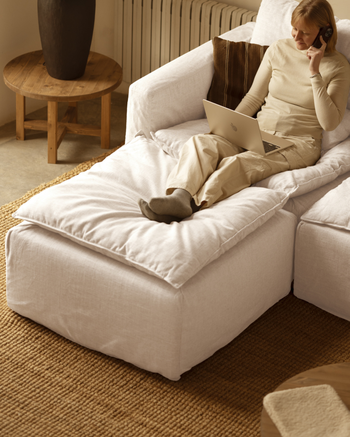 Modulares Sofa mit 3 Sitzen und linker Ottomane aus abnehmbarem Baumwoll- und Leinenbezug in Weiß mit den Maßen 285x185 cm.