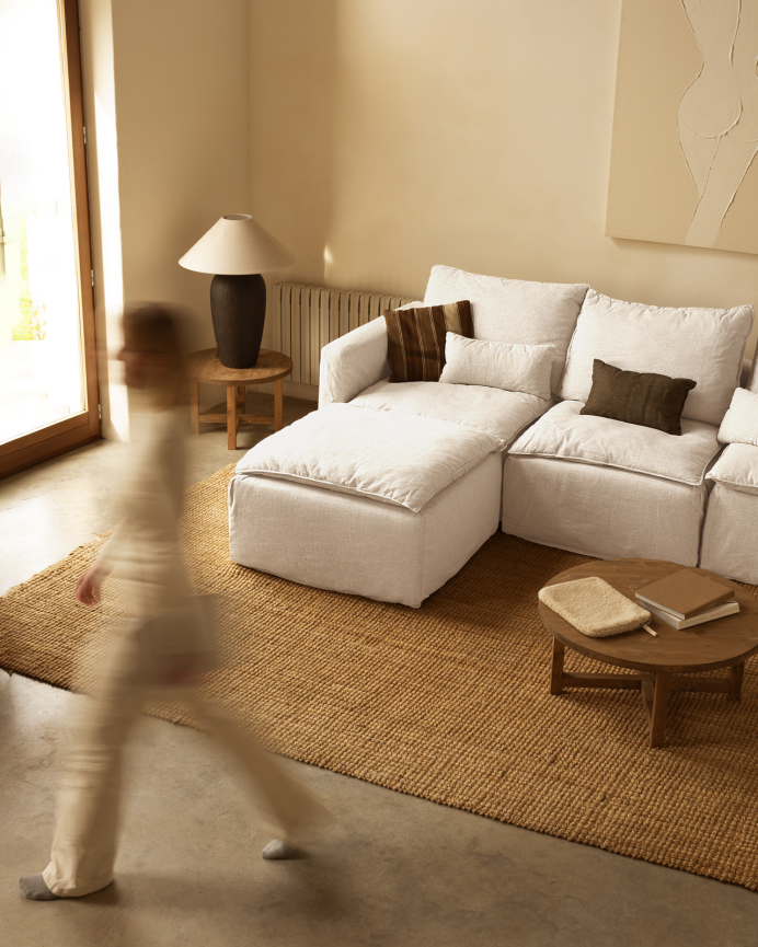 Modulares Sofa mit 3 Sitzen und linker Ottomane aus abnehmbarem Baumwoll- und Leinenbezug in Weiß mit den Maßen 285x185 cm.