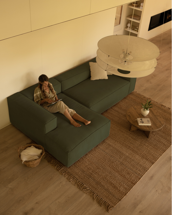 Sofa mit grünem Samt-Chaiselongue in verschiedenen Größen