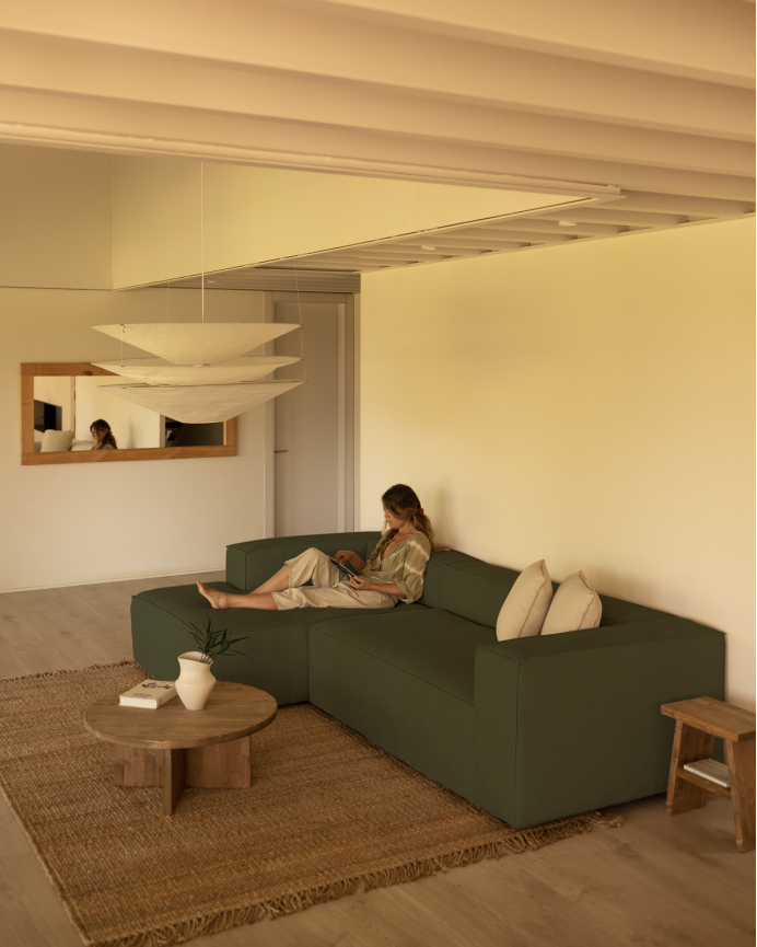 Sofa mit grünem Samt-Chaiselongue in verschiedenen Größen