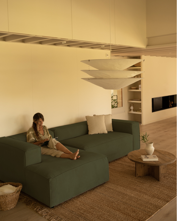 Sofa mit grünem Samt-Chaiselongue in verschiedenen Größen