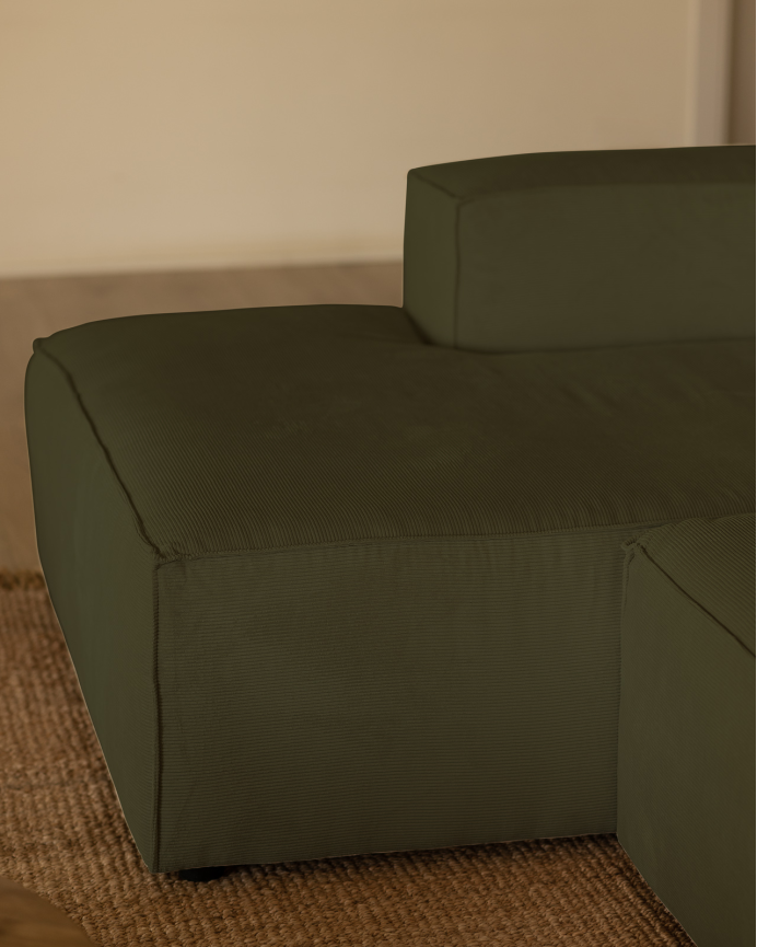 Sofa mit grünem Samt-Chaiselongue in verschiedenen Größen