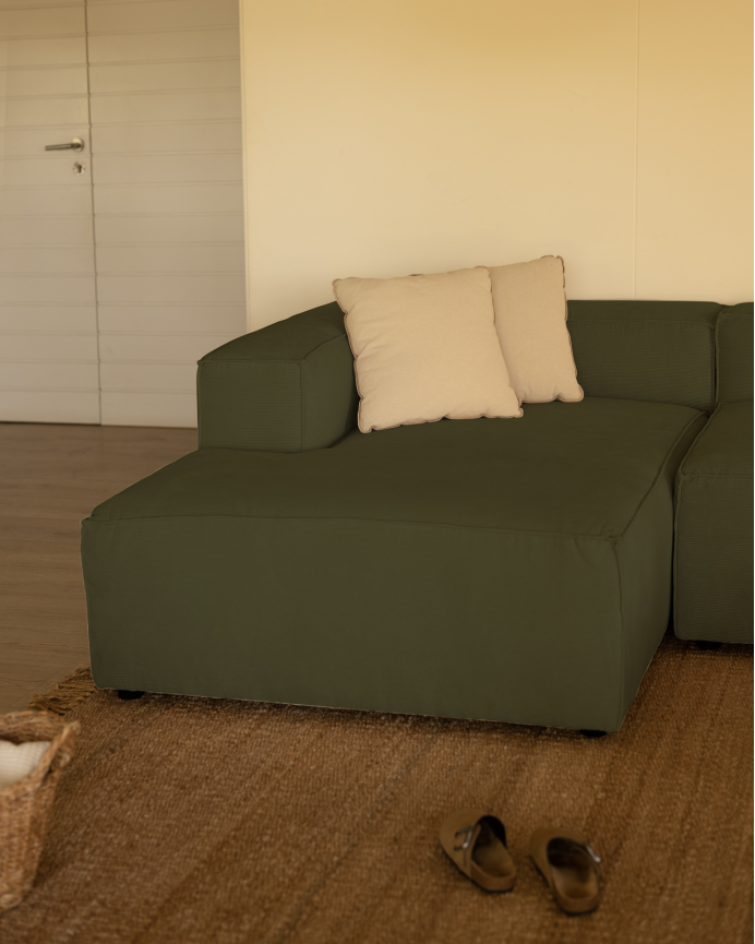 Sofa mit grünem Samt-Chaiselongue in verschiedenen Größen