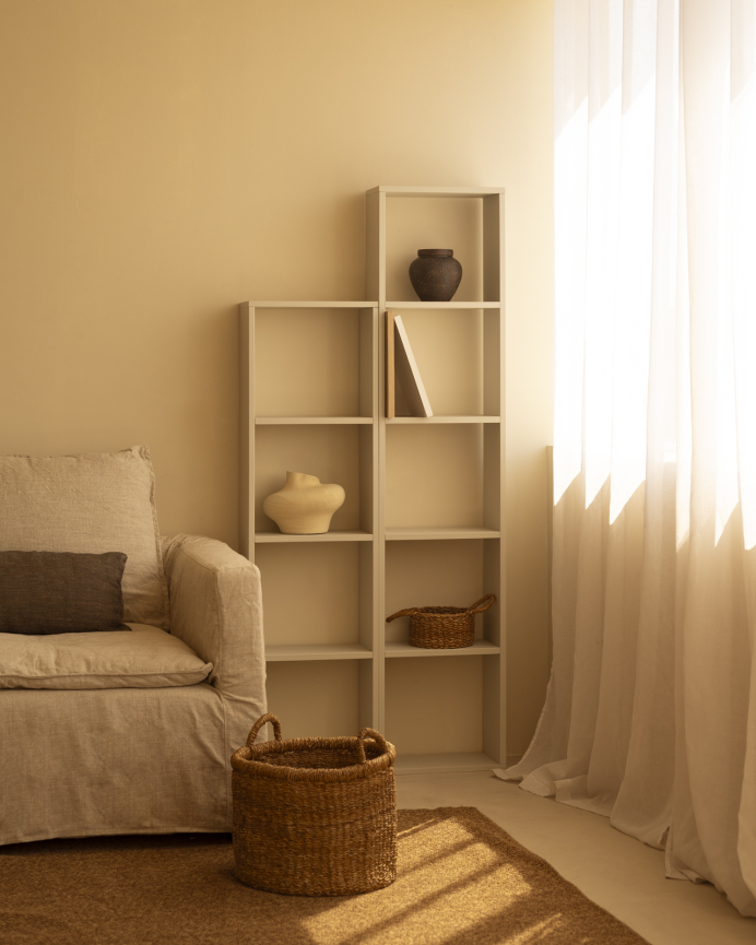 Holzregal in beige mit 3 lackierten Regalen.