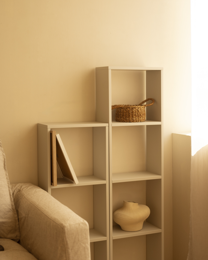 Holzregal in beige mit 3 lackierten Regalen.