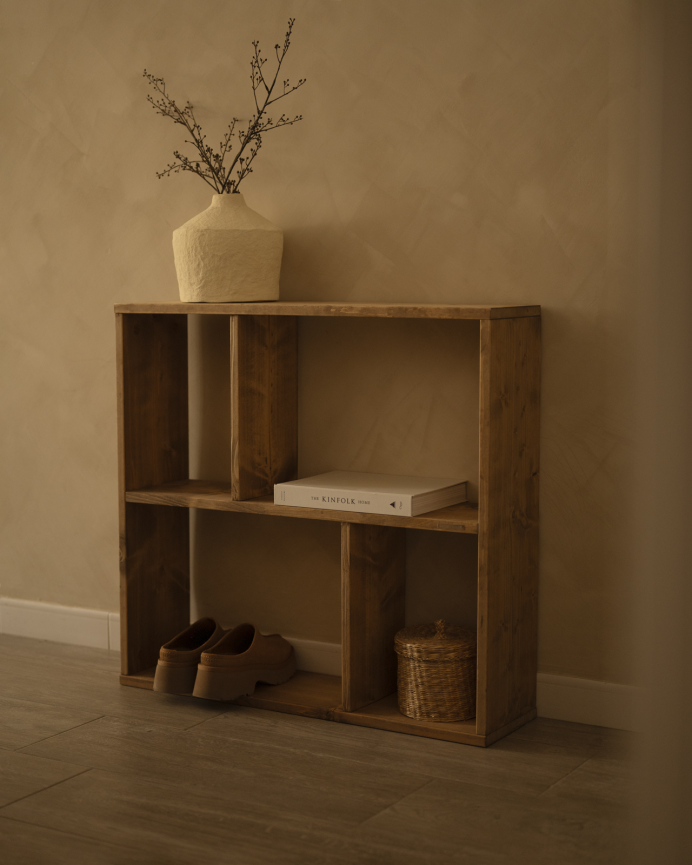 Mueble auxiliar de madera maciza en tono roble oscuro con 1 estante y 2 separadores