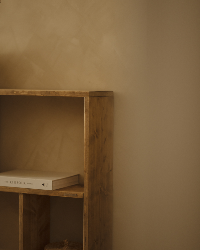 Mueble auxiliar de madera maciza en tono roble oscuro con 1 estante y 2 separadores
