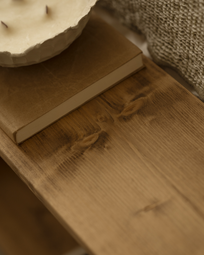 Mueble auxiliar de madera maciza en tono roble oscuro con 1 estante y 2 separadores