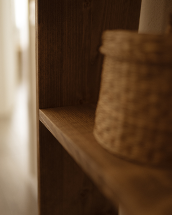 Mueble auxiliar de madera maciza en tono roble oscuro con 1 estante y 2 separadores