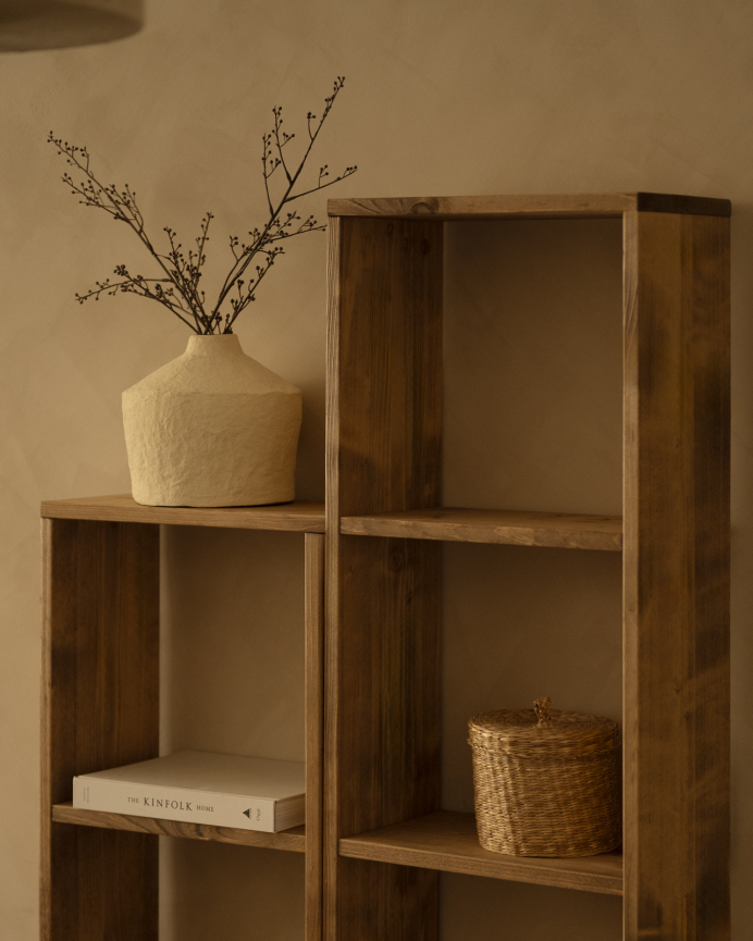 Estanteria de madera maciza en tono roble oscuro con 2 estantes