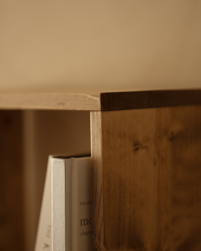 Estanteria de madera maciza en tono roble oscuro con 2 estantes