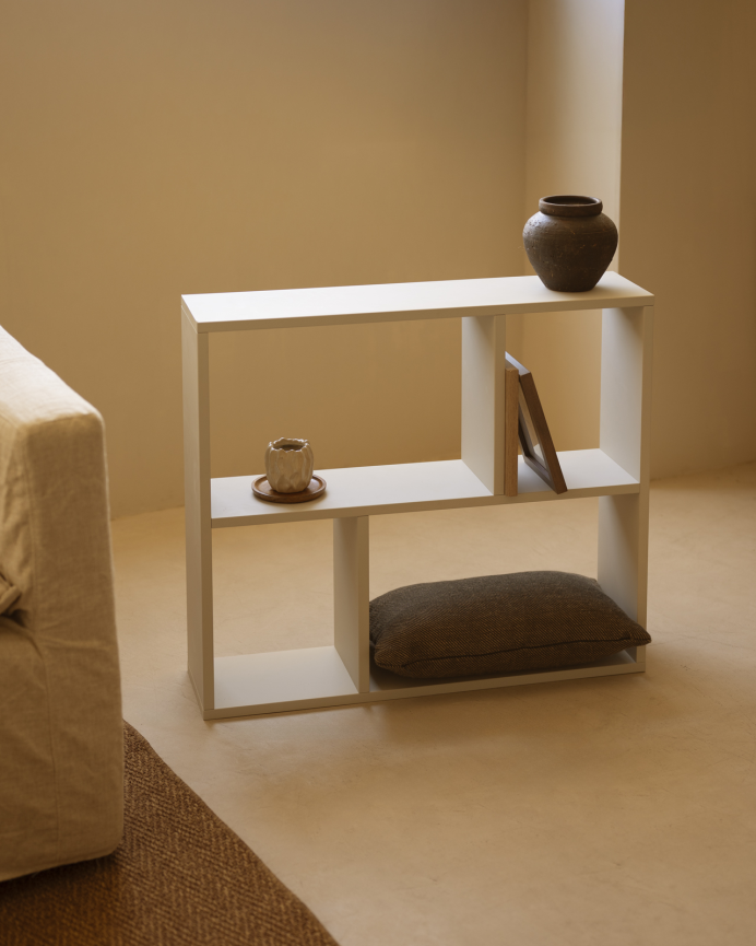 Mueble auxiliar de madera lacada en tono beige con 1 estante y 2 separadores