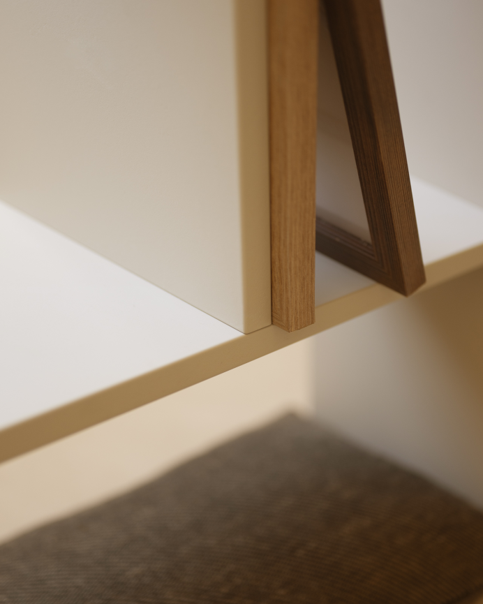 Mueble auxiliar de madera lacada en tono beige con 1 estante y 2 separadores