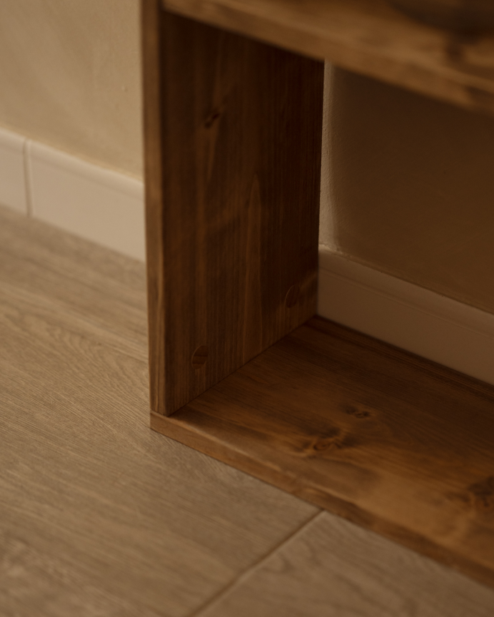 Estanteria de madera maciza en tono roble oscuro con 3 estantes