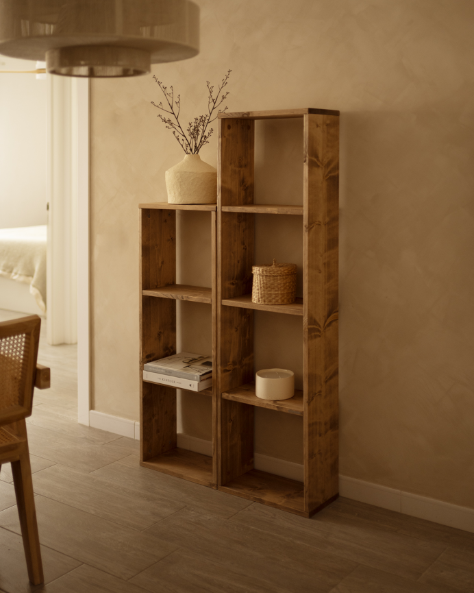 Estanteria de madera maciza en tono roble oscuro con 3 estantes