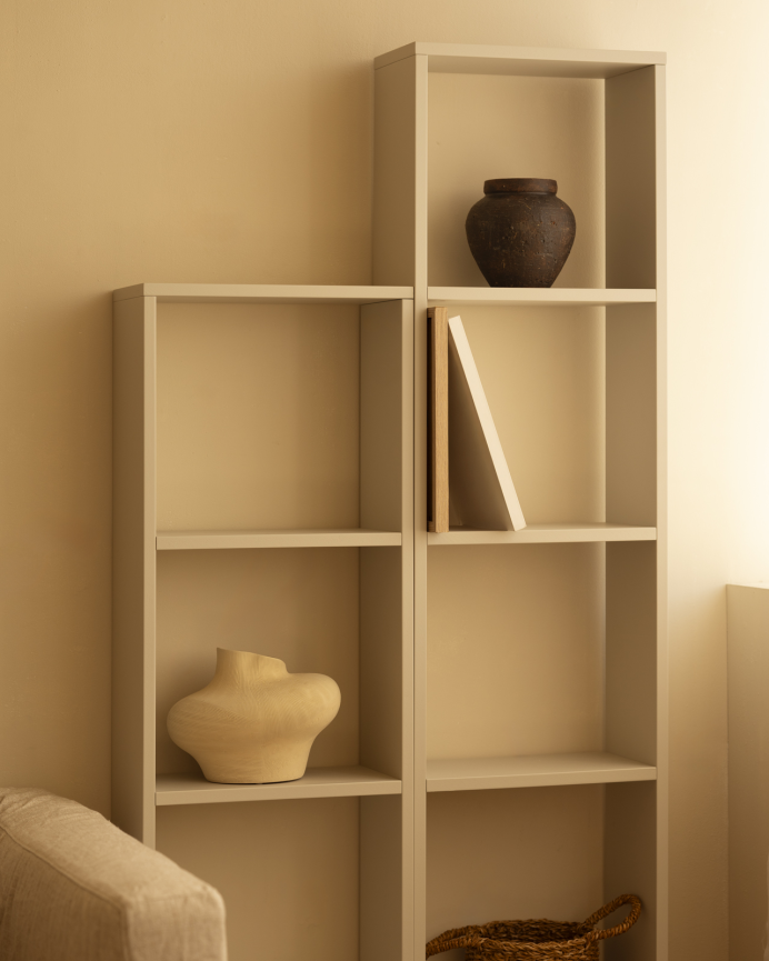 Regal aus beige lackiertem Holz mit 4 Regalfächern.