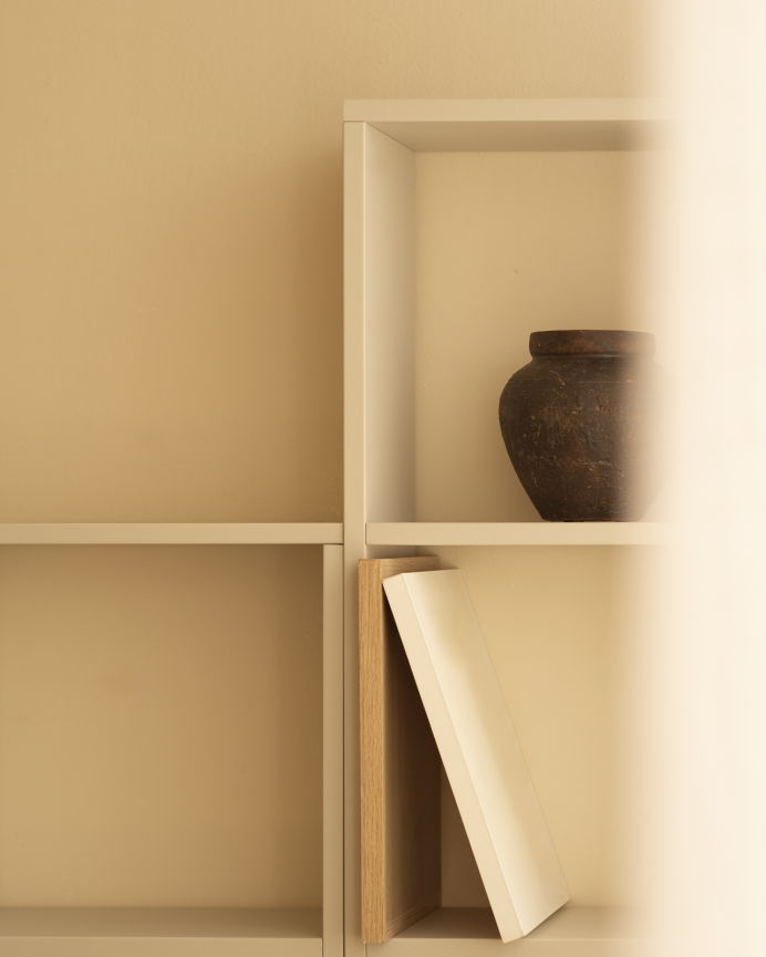 Regal aus beige lackiertem Holz mit 4 Regalfächern.