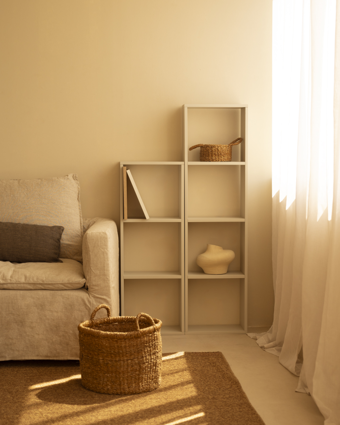 Holzregal in beige lackiertem Ton mit 2 Regalen.
