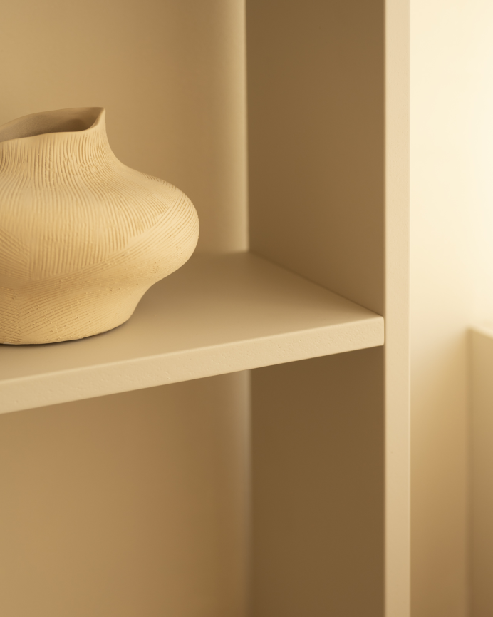 Holzregal in beige lackiertem Ton mit 2 Regalen.