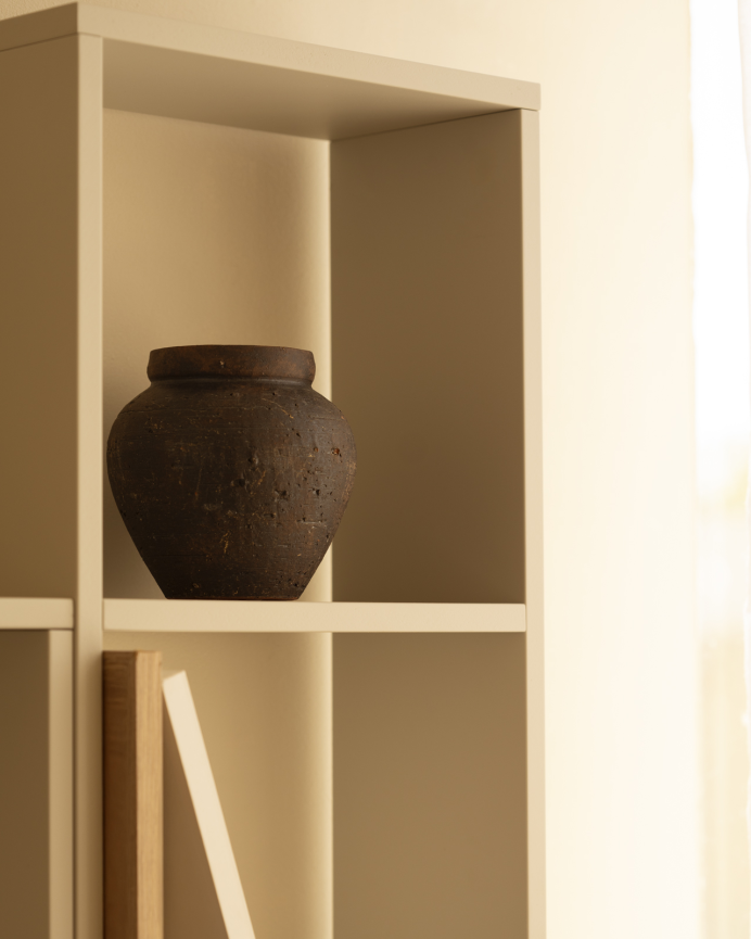 Holzregal in beige lackiertem Ton mit 2 Regalen.