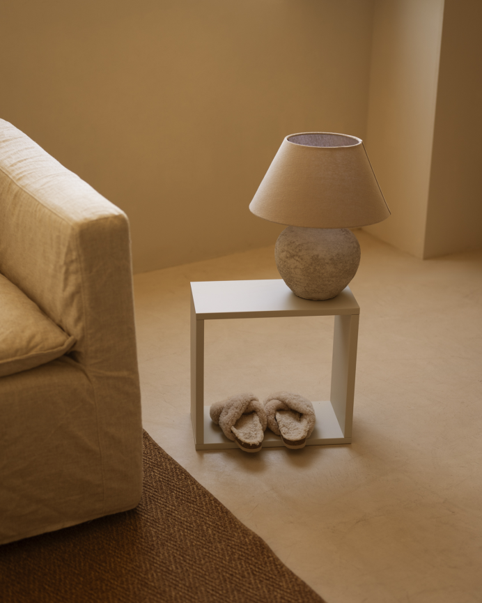 Holzregal in beige lackiert.