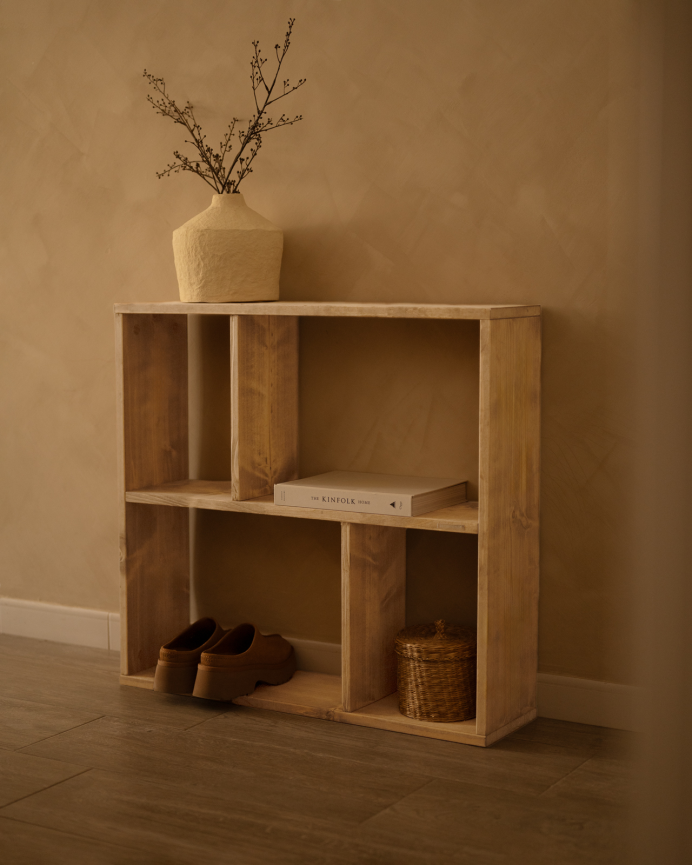 Mueble auxiliar de madera maciza en tono roble medio con 1 estante y 2 separadores