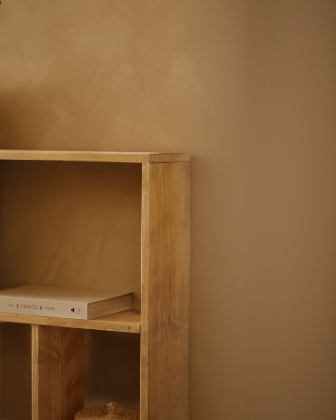 Mueble auxiliar de madera maciza en tono roble medio con 1 estante y 2 separadores