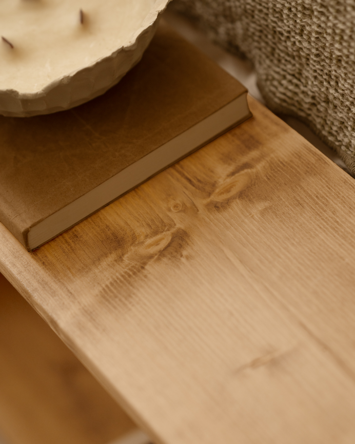 Mueble auxiliar de madera maciza en tono roble medio con 1 estante y 2 separadores
