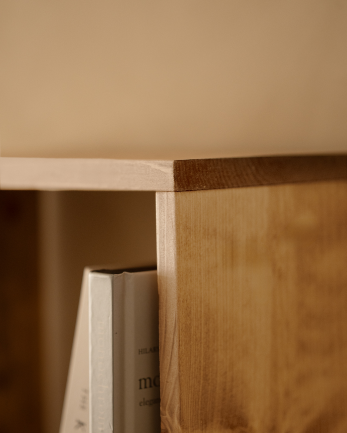 Estanteria de madera maciza en tono roble medio con 4 estantes