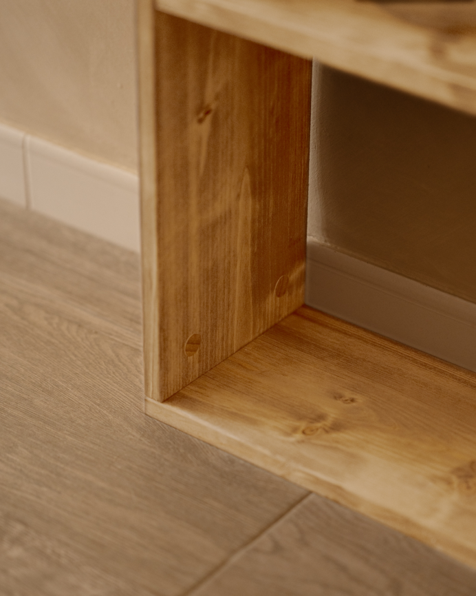 Estanteria de madera maciza en tono roble medio con 2 estantes