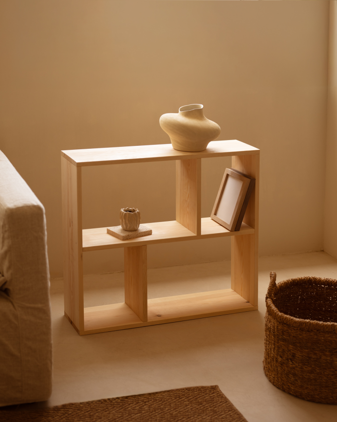 Mueble auxiliar de madera maciza en tono natural con 1 estante y 2 separadores