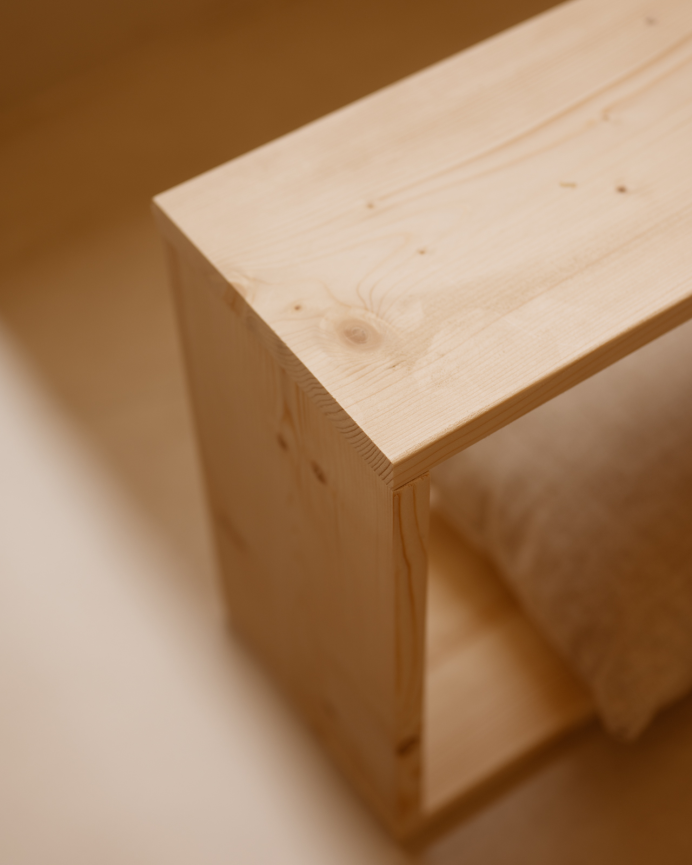 Mueble auxiliar de madera maciza en tono natural con 1 estante y 2 separadores