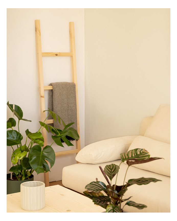 Solid natural toned wooden ladder measuring 150x41cm