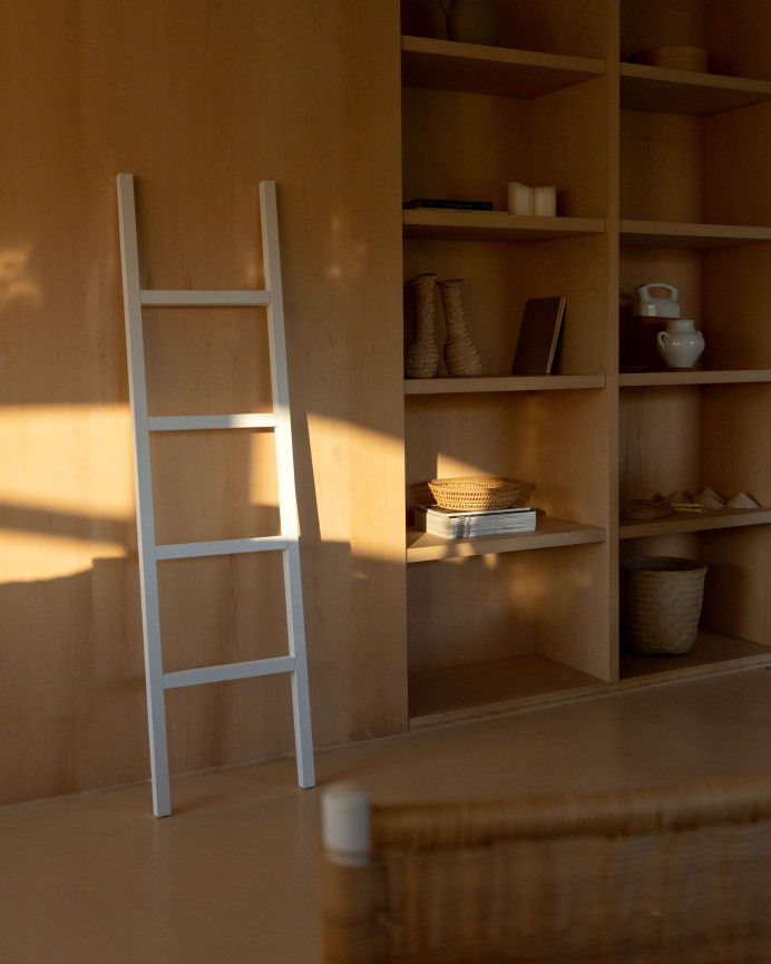 Solid wood staircase in white tone measuring 150x41cm.