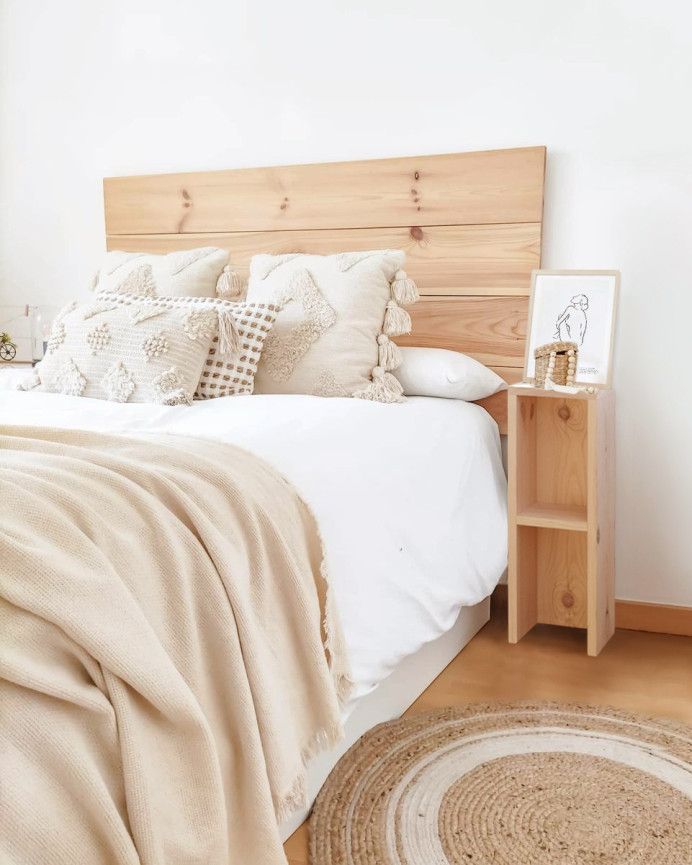 Solid wood bedside or auxiliary table in a natural tone measuring 60x20cm.