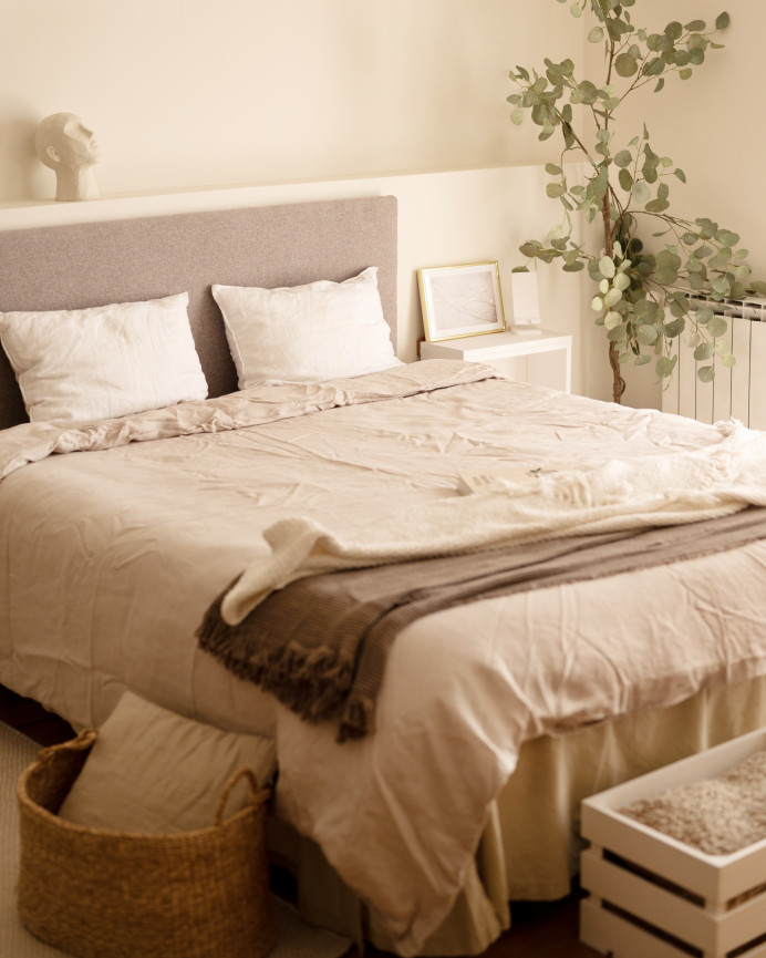 Upholstered headboard in smooth polyester in lavender color of various sizes.