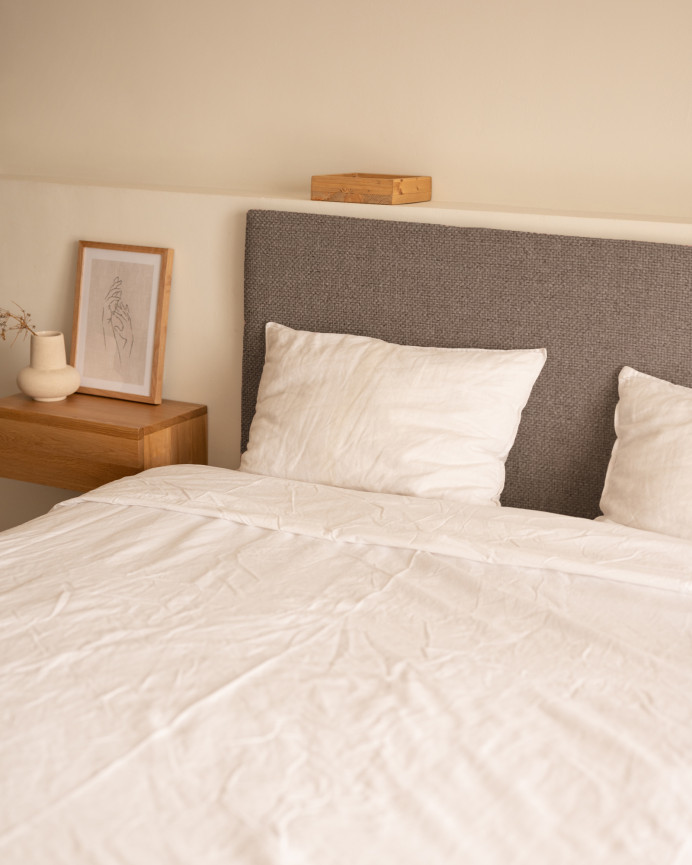 Upholstered headboard in smooth polyester in brown color in various sizes.