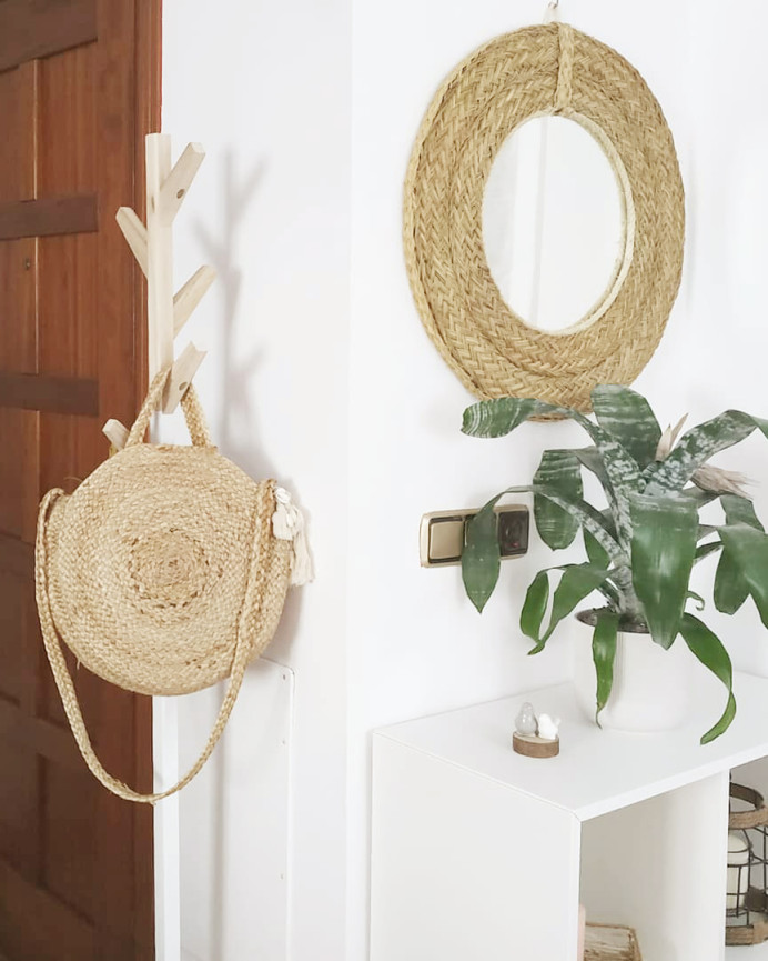 Round mirror made of various sizes of esparto grass