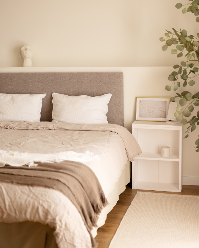 Upholstered headboard in smooth polyester in lavender color of various sizes.