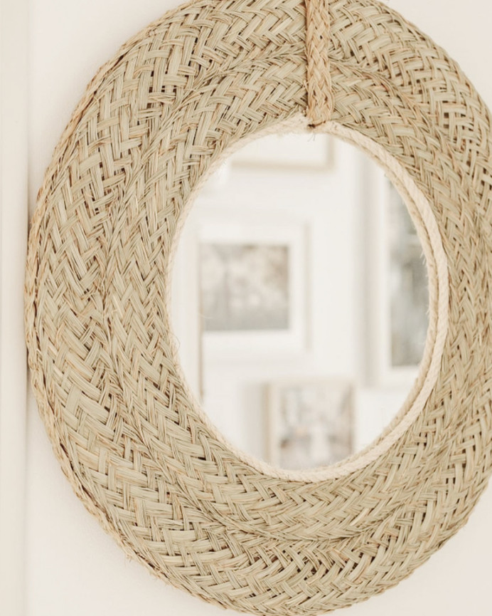 Round mirror made of various sizes of esparto grass