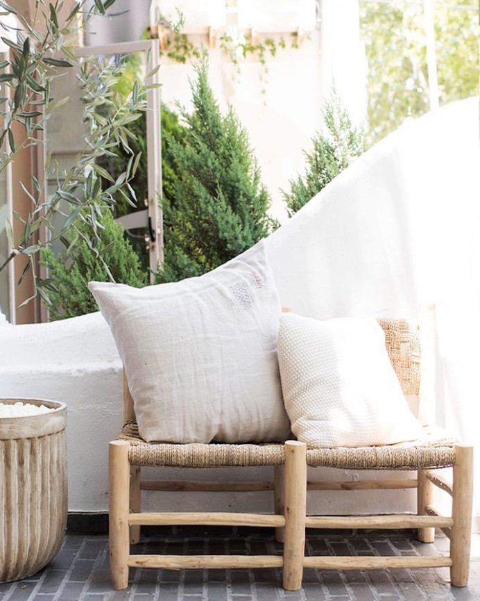 Braided palm bench with solid wood structure measuring 110x85cm.