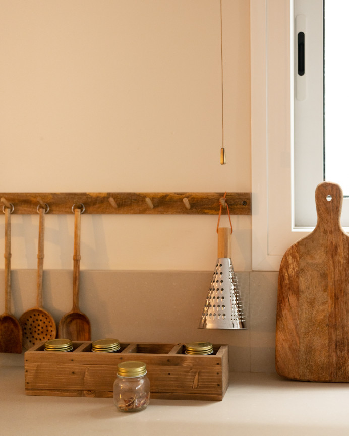 Organizer with four compartments made of solid dark oak wood measuring 10x40cm