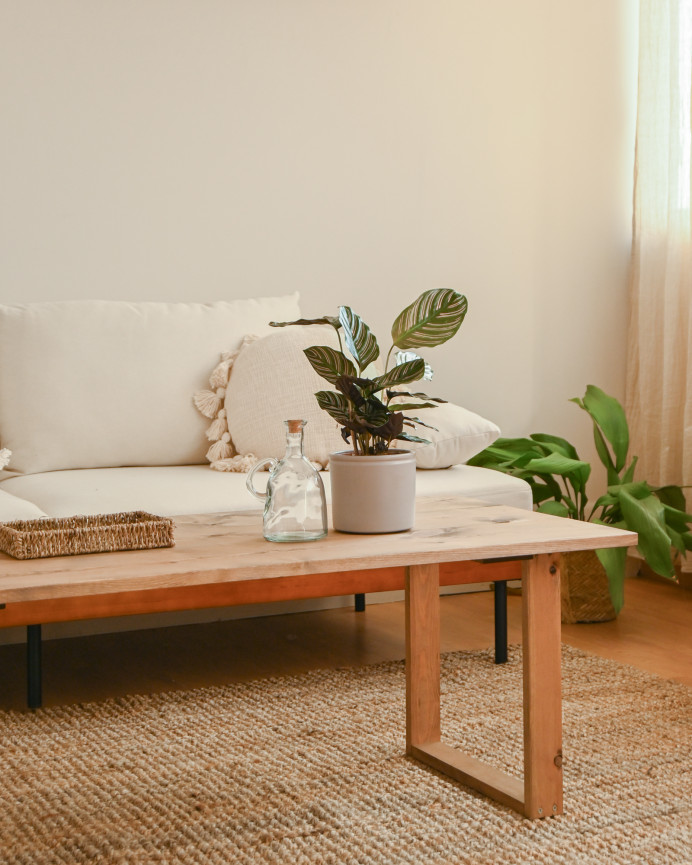 Solid wood dark oak finish coffee table measuring 120x60cm.