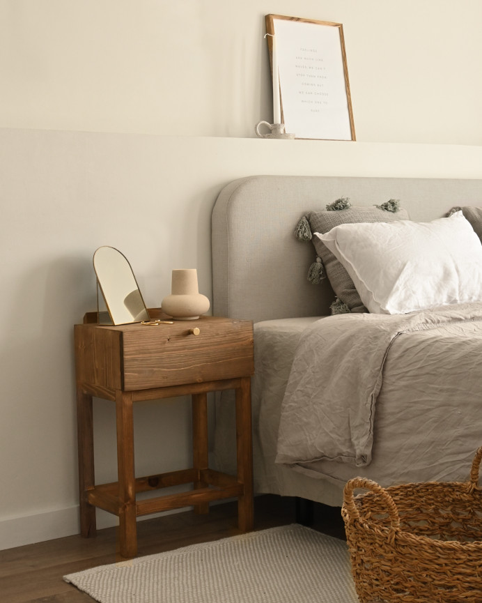 Horizontal upholstered headboard with a wooden structure finished in gray in various sizes.